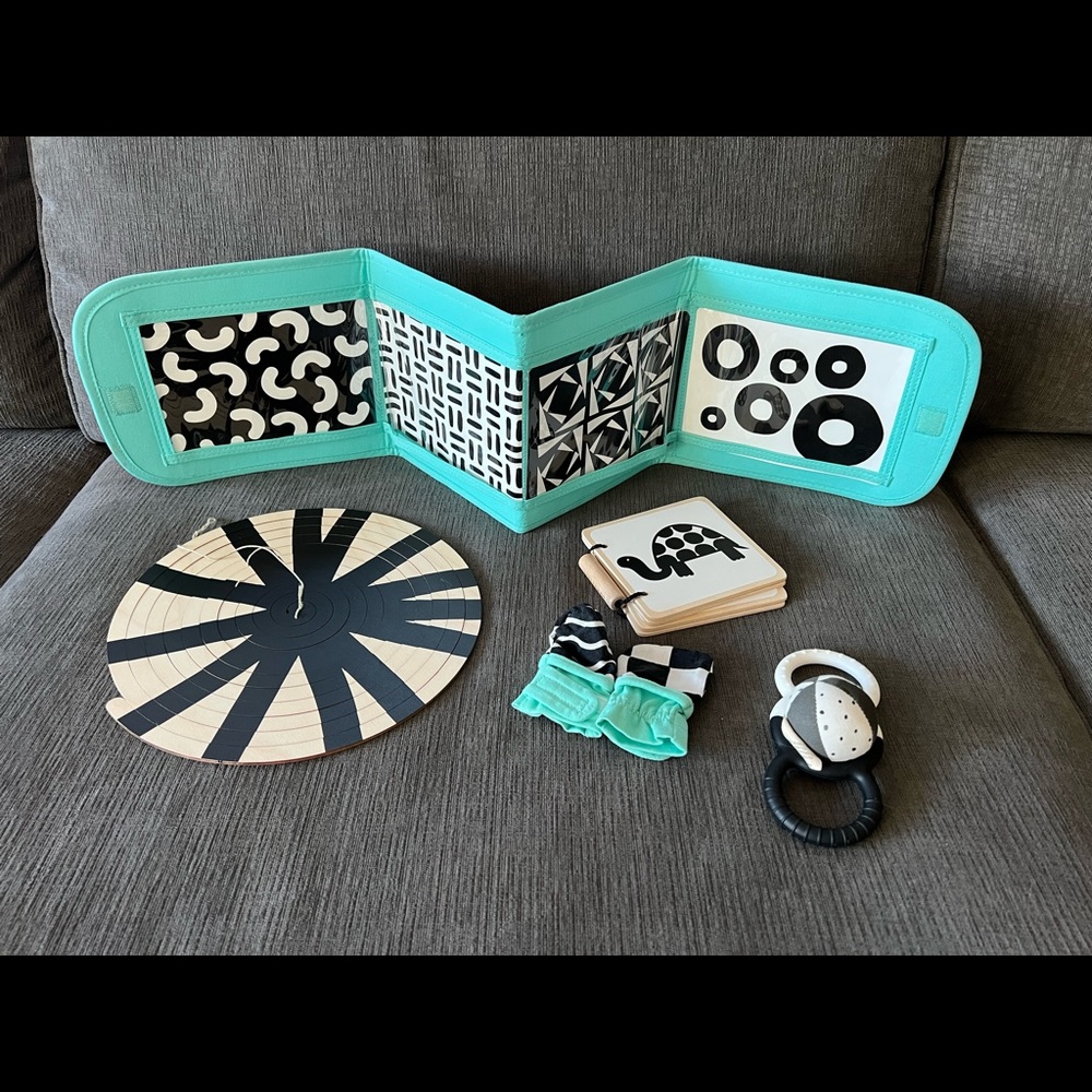 Lovevery The Looker Playset